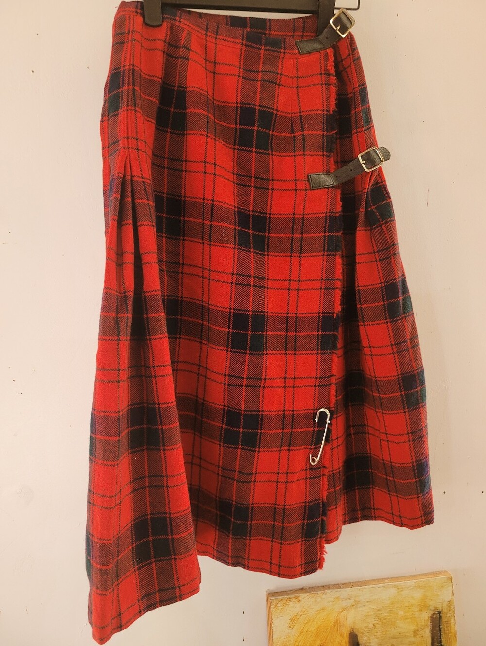 VTG Mosbrook XS Wool Tartan Red Plaid Skirt Leather Buckle Hook - Picture 2 of 11